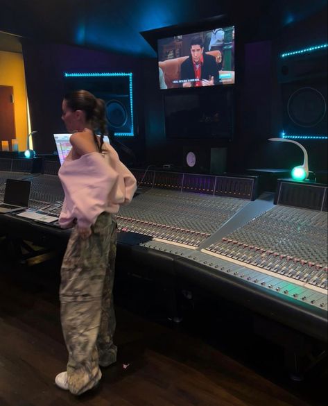 Music Studio Aesthetic, Camila Parker, Producer Studio, Madison Beer Outfits, Beer Outfit, Career Vision Board, Music Studio Room, Clothing Studio, Dream Music