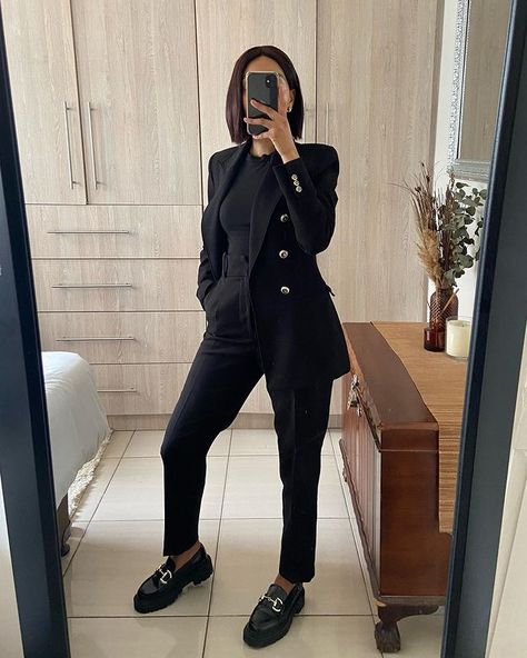 Pinterest • Instagram Office Heels Classy, Work Aesthetic Outfit, Heels Office Outfit, All Black Work Outfits Women, Black Blazer Outfits For Women Work, All Black Office Outfit, Women Loafers Outfit, Office Outfits Black Women, All Black Business Casual Outfits