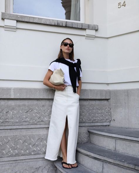 Thanks to This Cool Instagram Look We Want a Long Denim Skirt Outfit Minimalista, White Jean Skirt, White Skirt Outfits, Looks Pinterest, Long Skirt Outfits, Denim Skirt Outfits, White Denim Skirt, Amy Jackson, Rock Outfit