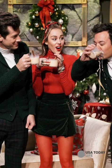 Miley Cyrus wanted to give modifying the lyrics to "Santa Baby" a shot, and really that's not a lot in 2018. During a "Tonight Show" skit Thursday the singer expressed her dissatisfaction with the words of the song written in 1953. #MileyCyrus #SantaBaby #Christmas #TonightShow Miley Cyrus Christmas Outfit, Christmas Outfit Celebrities, Rockstar Christmas Outfit, Christmas Fashion 2022, Christmas Style Outfit Party, Cool Girl Christmas Outfit, Unique Christmas Outfits, Casual Santa Outfit, Christmas Holidays Outfits