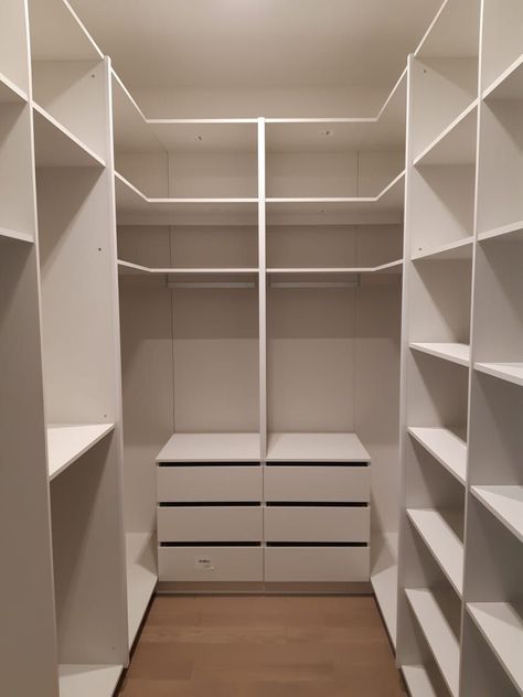 Closet Ideas For Small Spaces Walk In, U Shape Walk In Wardrobe, Small Dressing Room Ideas, Small Closet Room, Bedroom Wooden Floor, Closet Redesign, Small Closet Design, Master Closet Design, Wooden Floor Tiles