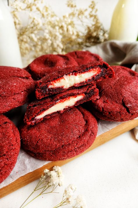 Red Velvet Cream Cheese Cookies Recipe, Red Velvet Cookie With Cream Cheese Filling, Oreo Stuffed Red Velvet Cookies, Red Velvet With Cream Cheese Filling, Red Velvet Cheesecake Stuffed Cookies, Cookies With Cheesecake Filling, Red Velvet Cookies Stuffed, Red Velvet Filled Cookies, Red Velvet Ideas Desserts