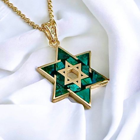 Star of David pendant with Eilat Stone, 14K Yellow Gold. Sizes: Height: 21.5 mm Width: 21.5 mm IMPORTANT: Import duties may apply Notice: Please provide your phone number in the notes section of your order for shipping. Star Of David Meaning, Eilat Stone, Nail Salon Interior, David Star, Green Stone Pendant, Jewish Symbols, Flower Resin Jewelry, Judaica Jewelry, Eilat