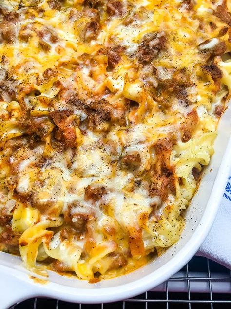 Sour Cream Noodle Bake - #maindish #dinner #maindish #dinner #beef #groundbeef Ree Drummond Sour Cream Noodle Bake, Pioneer Woman Sour Cream Noodle Bake, Sour Cream Noodle Bake Pioneer Woman, Carbie Barbie, Ham Dinners, Ground Beef And Sausage, Sour Cream Noodle Bake, Beef Noodle Casserole, Pasta Casseroles