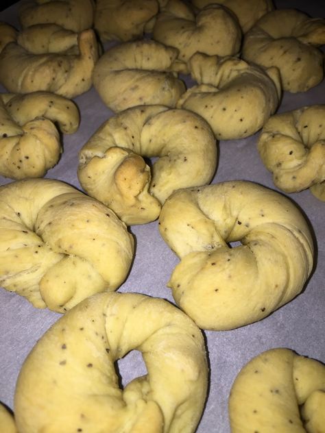 Italian Pepper Cookies Recipe, Pepper Cookies Recipe, Pepper Cookies, Italian Christmas Cookie Recipes, Cookies With Chocolate Chips, Cookies With Chocolate, Italian Cookie Recipes, Italian Recipes Dessert, Armenian Recipes