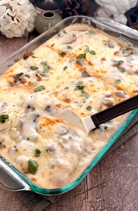 Chicken Gloria Recipe, Chicken Gloria, Chicken Smothered, Betty Crocker Recipes, Chicken Entrees, Chicken Main Dishes, Sauteed Mushrooms, Easy Casserole Recipes, Chicken Recipes Casserole