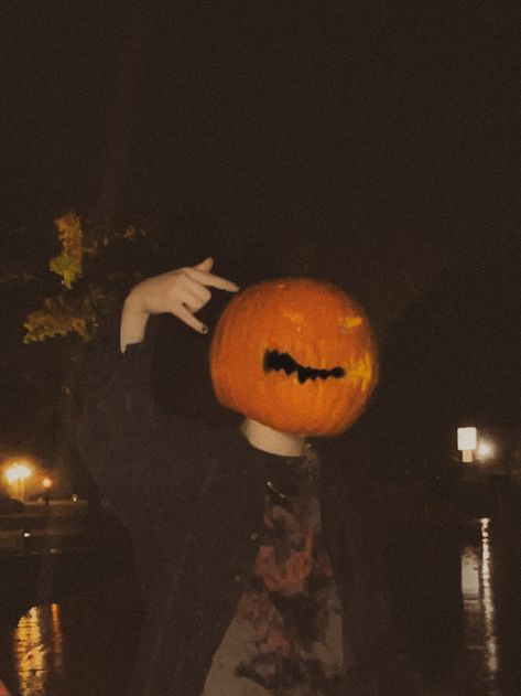 Silly Halloween Aesthetic, Halloween People, Halloween Grunge Aesthetic, Halloween Aesthetic Instagram, Pumpkin Head Pfp, Creepy Halloween Aethstetic, Halloween Pfps Aesthetic, Jackolantern Aesthetic, October Pfp