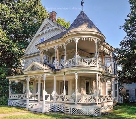 A beautiful Victorian house in Chester, Vermont, U.S. Old Victorian Homes, Victorian Style Homes, Victorian Mansions, Painted Ladies, Victorian Houses, Victorian Architecture, Beautiful Houses, Cute House, Dream House Exterior