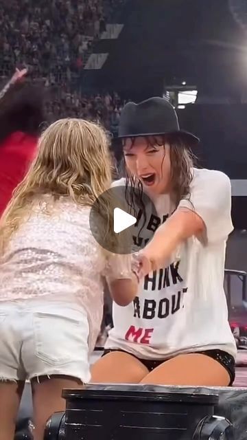 Taylor Swift Updates on Instagram: "Taylor Swift giving the 22 hat to a young fan at Hamburg night 1 in the rain🥹   #HamburgTSTheErasTour #TSTheErasTour  🎥 thelifeofronie on TikTok" Taylor Swift Giving 22 Hat, Taylor Swift Funny Pics, Taylor With Fans, 22 Taylor Swift, Taylor Swift Crazier, Taylor Swift Being Funny, Taylor Swift Being Silly, Taylor Swift Funny Moments Videos, 22 Taylor