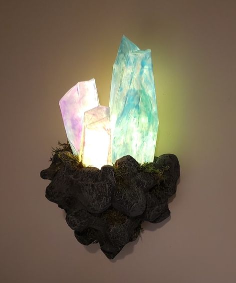 Crystal Wall Lamp DIY Crystal Room Decor Inspiration, Diy Giant Crystals, Diy Crystal Decor, Crystal Wall Decor, Resin Crystal Art, Diy Fantasy Decor, Paper Mache Projects Ideas, Crystal Terrarium Diy, Diy Lamp Base