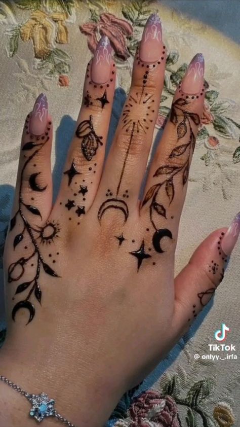 Cute Designs Tattoo, Cool Hand Tattoos For Women, Emo Henna Designs, Simple Henna Tattoo Ideas, Cool Mehendi Designs, Henna Art For Beginners, Bakra Eid Mehndi Design Aesthetic, Tattoo Back Hand, Spooky Henna