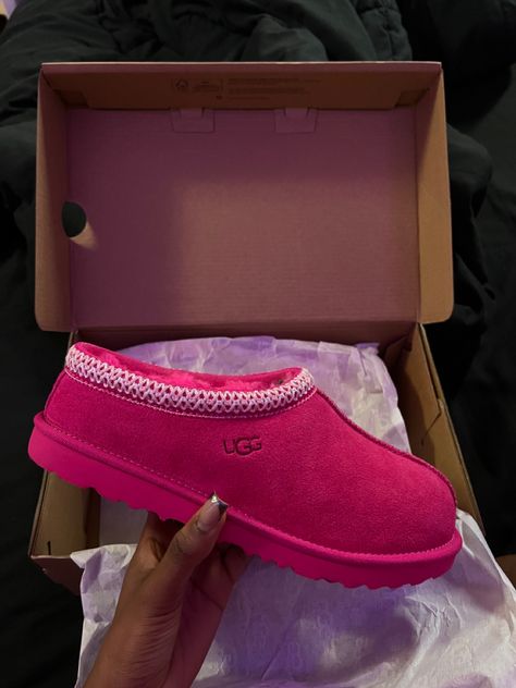 Cute Uggs, Pretty Sneakers, Pink Uggs, Trendy Shoes Sneakers, Pink Lifestyle, Preppy Shoes, Pretty Shoes Sneakers, Jordan Shoes Retro, All Nike Shoes