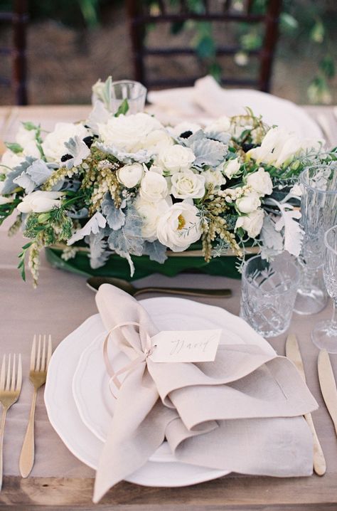 Loosely Gathered Napkins Complement a loose and lush floral centerpiece with equally relaxed place setting. Instead of folding napkins into a tight rectangle, gather them loosely; add a beautifully calligraphed place card and tie them together with matching ribbon. Creative Napkins, Elegant Wedding Centerpiece, Gold Cutlery, Gold Wedding Decorations, Wedding Place Settings, Deco Floral, Wedding Table Settings, Wedding Tablescapes, Table Arrangements