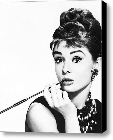 Audrey Hepburn Audrey Hepburn Outfit, Audrey Hepburn Poster, The Beauty Of A Woman, Audrey Hepburn Photos, Audrey Hepburn Style, Nothing Is Impossible, Beautiful Film, Retro Images, Hepburn Style