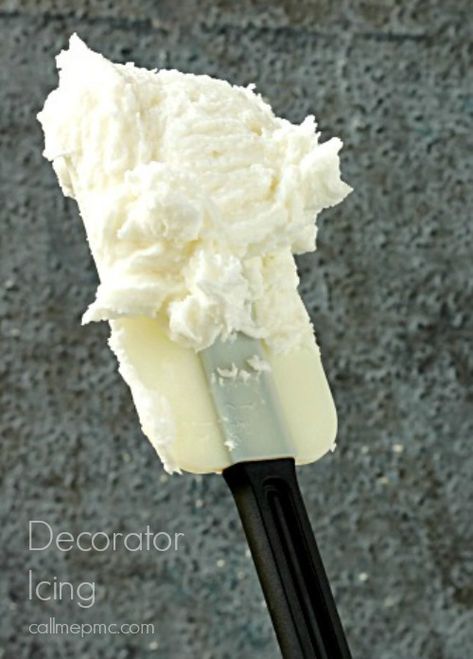 Decorator Icing Frosting - Creamy and smooth, this Easy Decorator Icing comes together in minutes. Frosting Made With Crisco Shortening, Shortening Icing Recipe, Crisco Icing Recipe, Frosting With Crisco Shortening, Stiff Icing For Decorating, Icing With Shortening, Icing Made With Crisco, Easy Decorating Icing, Decorator Icing Recipe