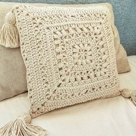 Crochet Cushion Covers, Crochet Pillow Patterns Free, Crochet Pillow Cases, Crochet Cushion Pattern, Beau Crochet, Cushion Cover Pattern, Crochet Cushion, Crochet Pillow Cover, Confection Au Crochet