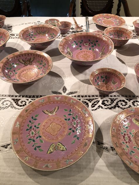 Peranakan table setting on display at the Peranakan Museum in Singapore. Pottery Museum, Plate Setting, Antique Dishes, Keramik Design, Pretty Plates, Dream Apartment, Dream House Interior, Dream House Decor, Home N Decor