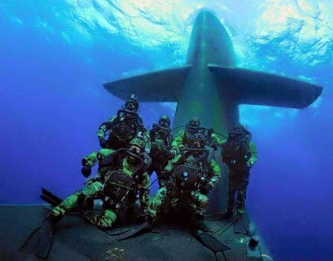 The Front Lines (27 Photos) - Suburban Men Go Navy, Us Navy Seals, Under The Water, Scuba Gear, Military Special Forces, Military Humor, Special Ops, Military Police, Kendo