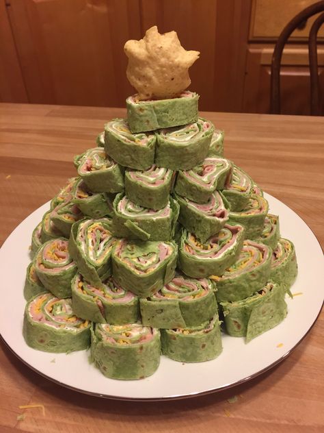 Pinwheel Christmas tree Pinwheel Tree Appetizer, Christmas Tree Pinwheel Appetizer, Tree Shaped Food, Elf Themed Appetizers, Christmas Tree Pinwheels, Appetizer Christmas Tree, Christmas Themed Finger Foods, Holiday Finger Foods Christmas, Christmas Tree Food Ideas