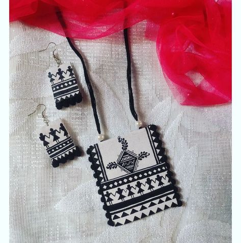 Warli Art Earrings, Painted Clay Earrings, Handmade Jewellery Ideas, Handmade Fabric Jewellery, Clay Jewellery Handmade, Painted Jewellery, Diy Earrings Materials, Diy Crafts Earrings, Craft Necklace