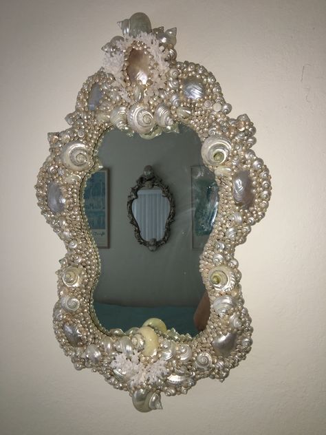 Spiegel Diy, Rooms Decoration, Seashell Mirror, Mermaid Bedroom, Seashell Candles, Mermaid Room, Shell Mirror, Mermaid Aesthetic, Dream Room Inspiration