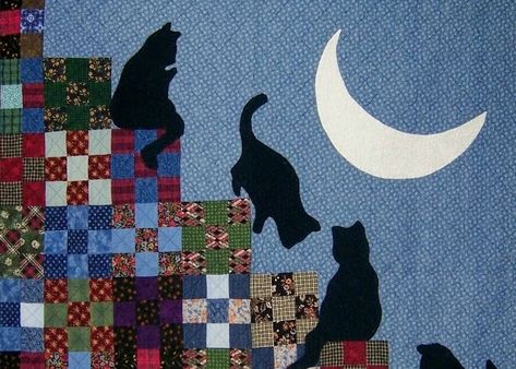 Here we go... Part Three (and the grand finale) of The Best of Cat Quilts !  As we mentioned in Part One , we "previewed" over 150 cat quil... Cat Quilt Block, Cat Quilt Patterns, Image Halloween, Appliqué Quilts, Cat Applique, Quilt Modernen, Dog Quilts, Söt Katt, Applique Quilting