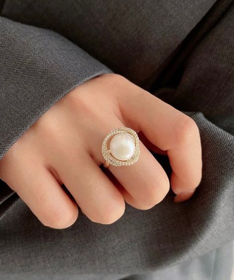 Big Pearl Ring, Pearl Ring Design, Pearl Wedding Bands, Rings Luxury, Precious Stones Rings, Jewelry Gothic, Gold Pearl Ring, Unusual Rings, Pearl Necklace Earrings