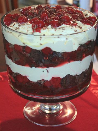 Jolts & Jollies: Black Forest Trifle with Duncan Hines and Comstock-Wilderness {Giveaway Closed} Black Forest Trifle Recipe, Black Forest Trifle, Desserts Nutella, Pudding Recept, Cherry Trifle, Trifle Bowl Recipes, Trifle Dessert Recipes, Smores Dessert, Trifle Bowl