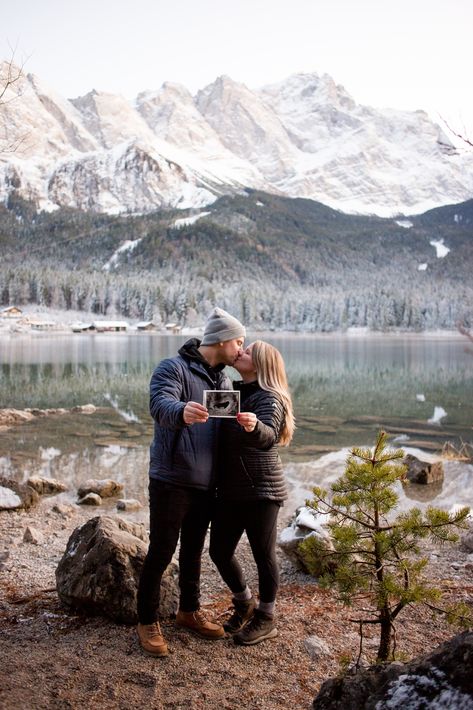 Mountain Gender Reveal, National Park Pregnancy Announcement, Nature Baby Announcement, Pregnancy Announcement Outdoorsy, Baby Announcement Photoshoot Winter, Adventure Pregnancy Announcement, Pregnancy Announcement Mountains, Nature Pregnancy Announcement, Lake Pregnancy Announcement