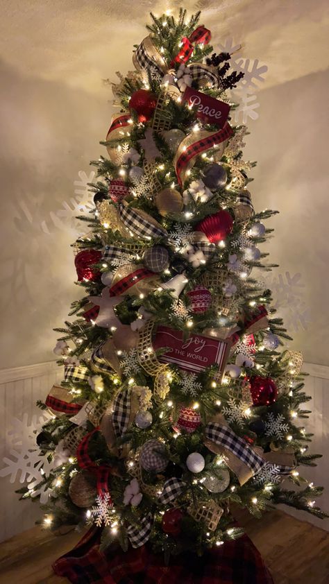 Buffalo Plaid Ribbon On Christmas Tree, Red White And Burlap Christmas Tree, Plaid Theme Christmas Tree, Buffalo Plaid Christmas Trees, Christmas Tree Plaid Theme, Rustic Christmas Tree Decor Ideas, Buffalo Check Christmas Decor, Western Christmas Tree, Colorado Christmas