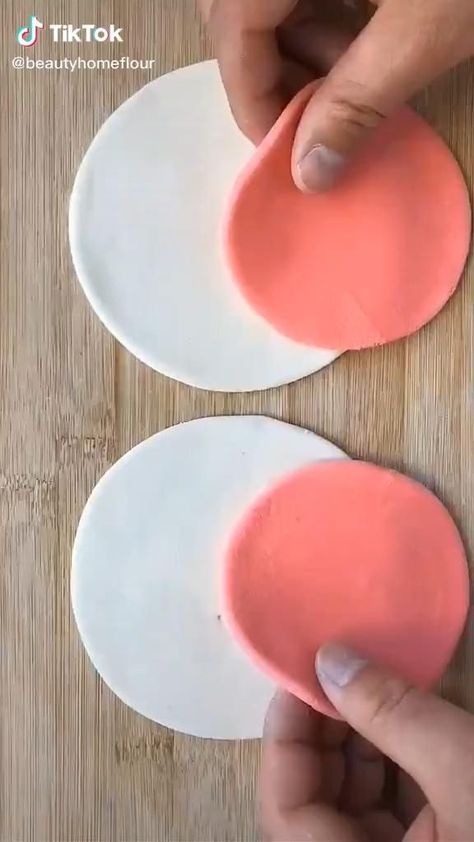 Fondant Cake Tutorial, Cake Decorating Flowers, Fondant Flower Tutorial, Decorações Com Comidas, Amazing Food Art, Cake Decorating Piping, Creative Food Art, Creative Cake Decorating, Cake Decorating Frosting