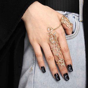 Knuckles Hand, Goth Rings, Goth Ring, Heart Bangle Bracelet, Finger Bracelets, Full Finger Rings, Juicy Couture Bracelet, Daily Accessories, Giving People