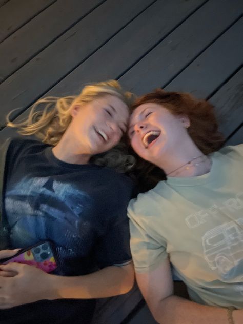 friends laughing Sisters Goals, S Aesthetic, Friends Laughing, Love And Basketball, Sun And Stars, People Laughing, Group Of Friends, New Perspective, Life Is Beautiful