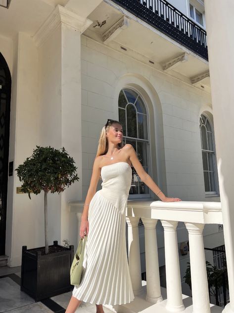 cream outfit, IG: @marikenlund Check more at https://beautyfashionideas.com/heels/cream-outfit-ig-marikenlund/ Old Money Night Outfit, Night Out Outfits For Women, Classy Night Out Outfit, 2024 Tips, White Heels Outfit, Night Out Outfits, Cream Outfit, Xmas Outfit, Shoes Korean