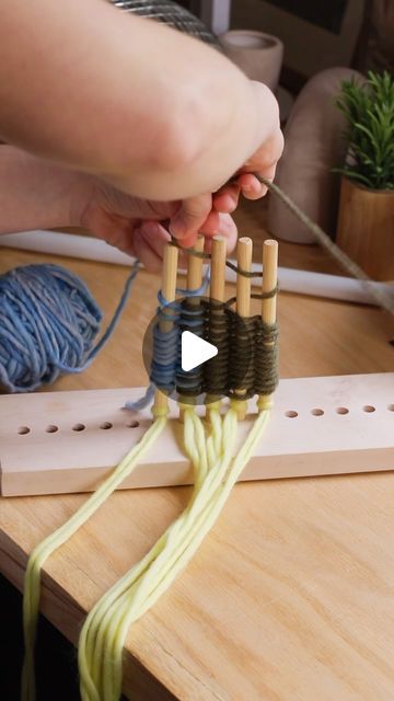 How To Loom, Peg Loom Weaving Projects, Peg Weaving, Peg Loom Weaving, Diy Loom, Rainbow Loom Patterns, Rainbow Loom Designs, Loom Projects, Weaving Loom Diy