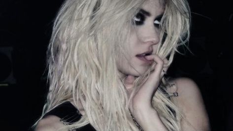 Taylor Momsen, Blonde Hair, A Woman, Blonde, Hair