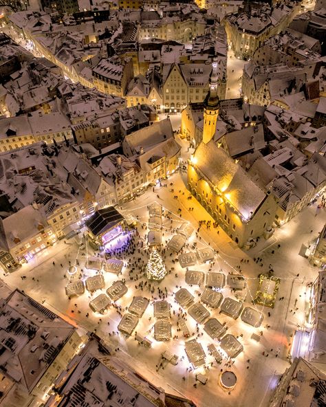 Estonia Travel, Best Christmas Markets, Christmas Markets Europe, Living Modern, Tallinn Estonia, Jules Verne, Europe Map, Destination Voyage, Tallinn