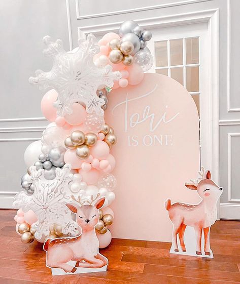 Winter Baby Birthday, Winter Onderland Birthday, Winter Birthday Themes, Winter Onederland Party Girl, First Birthday Winter, Winter Wonderland Birthday Party, Winter Baby Shower Themes, Winter Onederland Birthday Party, 1st Birthday Girl Decorations