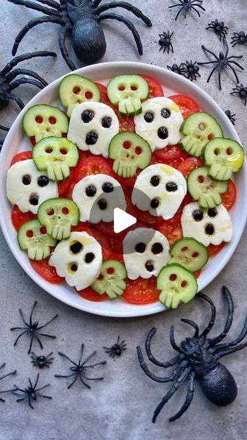 Sine Siemkowicz | Cheesy Ghosy Tricolore. 👻

With tomatoes, mozzarella and cucumber. Top with fresh basil for a delicious, spooky salad!

Get the recipe from... | Instagram Halloween Cucumber Ideas, Mozzarella Ghosts, Skull Caprese Salad, Cucumber Halloween, Cucumber Skulls, Ghost Fruit Skewers, Halloween Cucumber, Mozzarella Cheese Skulls, Spooky Salad