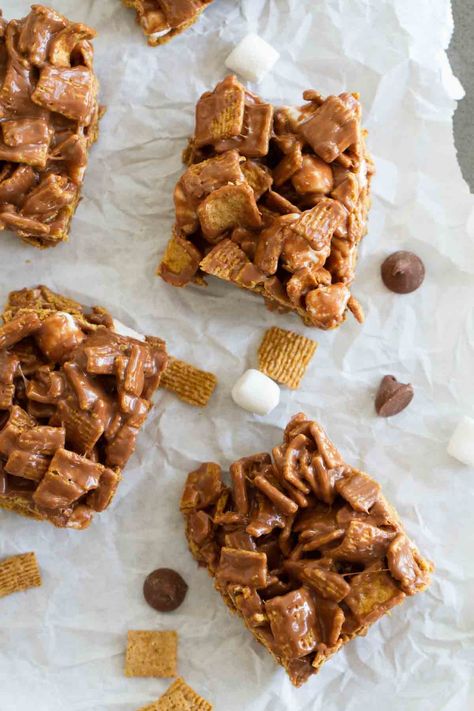 Don't have a campfire? These easy Indoor S’mores cereal bars have all of your favorite s'mores flavors in an easy dessert bar. Smore Cereal Bars, Easy S’mores Bars, Golden Grahams Smores Bars, Golden Graham Smores, S’mores Bars With Graham Crackers, S’more Cereal Bars, Smores Treats, S’more Bars Golden Grahams, Indoor Smores