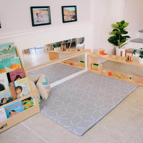 Montessori Playroom Design for Baby Playroom Setup, Montessori Toddler Bedroom, Montessori Playroom Ideas, Montessori Kids Room, Montessori Toddler Rooms, Montessori Infant Room, Baby Play Areas, Montessori Nursery, Montessori Bedroom