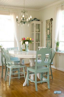 Eclectic set up Wooden Chandeliers, Chandeliers Kitchen, Dining Room Table And Chairs, Shabby Chic Decorating, Cottage Dining Rooms, Mismatched Chairs, Real Estat, Decor Shabby Chic, Chic Kitchen