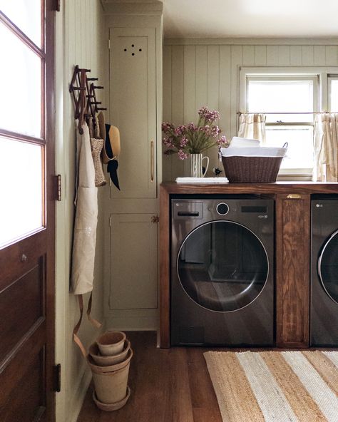 Cottage Laundry Room, Vintage Decorating Ideas, Vintage Laundry Room, Dream Laundry Room, Vintage Decorating, Laundry Room Inspiration, Vintage Laundry, Laundry Mud Room, Laundry Room Makeover