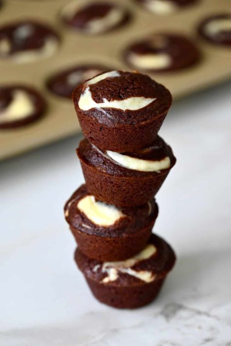 Cheesecake brownie bites are an easy bite-sized dessert perfect for snacking. Stuffed Brownie Cups, Cookie Brownie Cheesecake Bites, Mini Cupcake Brownie Bites, Minature Desserts Recipes, Individual Brownie Pan Recipes, Mini Brownie Cheesecake Bites, Decorated Brownie Bites, Salted Caramel Brownie Bites, Brownie Cups Mini