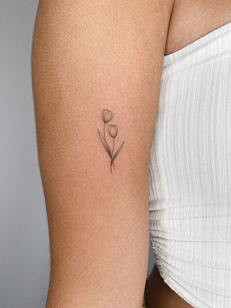 Fine line tattoo of a tulip. Los Angeles based tattoo artist. Perfect tattoo for women. Perfect tattoo for men. Perfect tattoo to match with a friend! #tattooartist #finelinetattoo #westerntattoo #losangeles #minimalisttattoo #uniquetattoo #tattooformen #tattooforwomen #flashdesign #halloweentattoo #flowertattoo Tattoos Drawing, Stunning Tattoos, Basic Tattoos, Small Girly Tattoos, Tulip Tattoo, On Tattoo, Perfect Tattoo, Fine Line Tattoo, Petite Tattoos