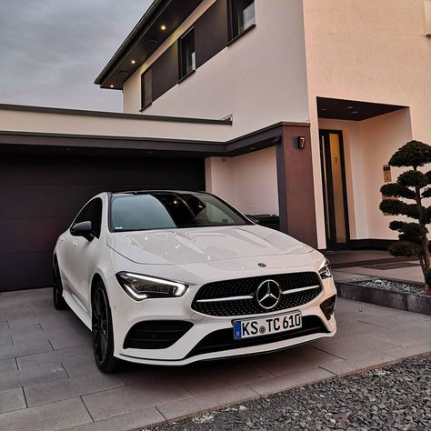 White Mercedes, Luxury Cars Mercedes, Benz Suv, Mercedes Auto, Tmax Yamaha, Mercedes Cla, Dream Cars Mercedes, Top Luxury Cars, Lux Cars