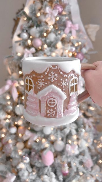 Gingerbread Christmas Decor Aesthetic, Cute Mugs Christmas, Cute Winter Decor, Cozy Pink Christmas, Pink And Gold Christmas Aesthetic, Wishlist Inspo Aesthetic, Pink Christmas Asthetics, Christmas Decor Ideas Pink And Gold, Pink Christmas Mugs