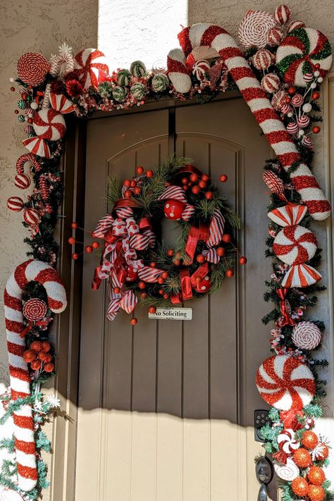 Traditional Red Christmas, Christmas Candy Cane Decorations, Candy Cane Decorations, Candy Christmas Tree, Candy Cane Christmas Tree, Red Christmas Decor, Gingerbread Christmas Decor, Christmas Tree Decorating Themes, Peppermint Christmas