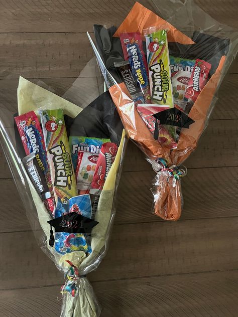 Treat Bouquet Gift Ideas, Senior Candy Gifts, Candy Present Ideas, Senior Night Bouquet Ideas, Senior Gift Baskets, Gift Card Bouquet For Men, Christmas Candy Bouquet Ideas, Bingo Gift Ideas, Senior Gifts Ideas