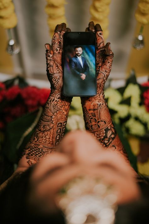 Mehndi photoshoot Mehdi Photoshoot Poses, Mehendi Photoshoot Ideas, Mehendi Photoshoot Photo Ideas, Mehendi Photo Ideas, Mehandi Photo Poses, Mahendi Photos, Mandhi Poses, Mehandi Designs For Hands Marriage, Poses For Mehendi